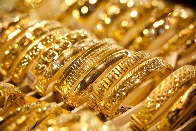 اللبنانيون يفكرون بشراء الذهب وبيع الدولار والليرة اللبنانية سنة 2016