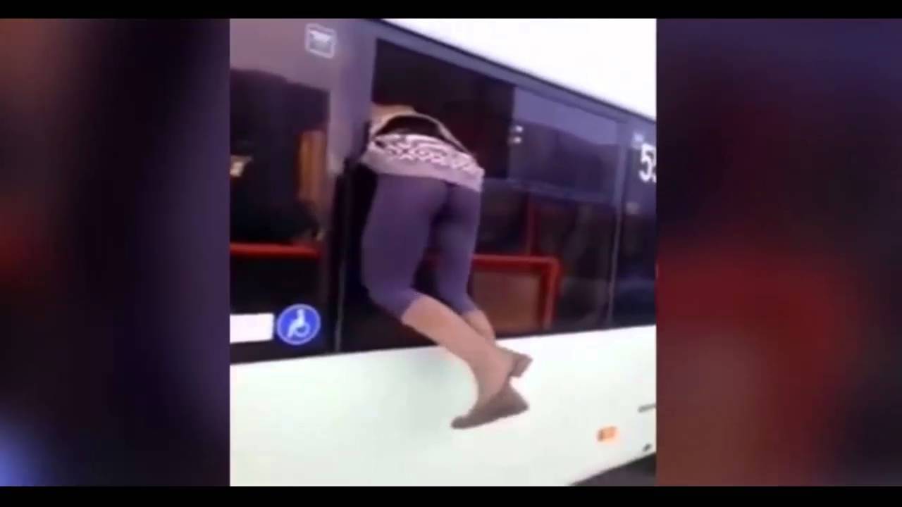 فيديو: لماذا قفزت هذه المرأة من نافذة الحافلة؟