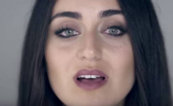 “فيديو” .. فنانة سورية تتساءل في أغنية جديدة .. متى يعود الصبح من بين الرماد؟!