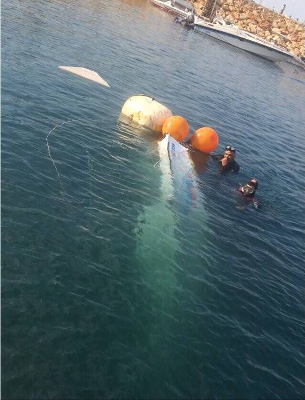 بالصور.. انتشال زورق سياحي غرق في الجية
