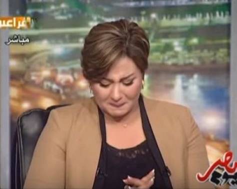 بالفيديو – مذيعة تنهار على الهواء بسبب صور فاضحة لها