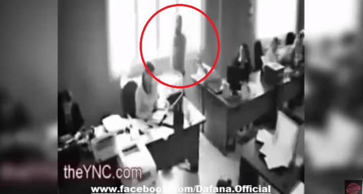 فيديو مرعب- لحظة انتحار موظفة بعد توبيخ مديرها !