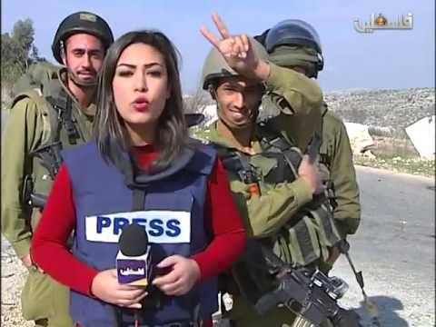 بالفيديو.. هذا ما فعله جنود الاحتلال بمذيعة فلسطينية على الهواء