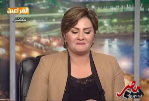 بالفيديو: مذيعة مصرية تنهار على الهواء بسبب صور مخلة لها..