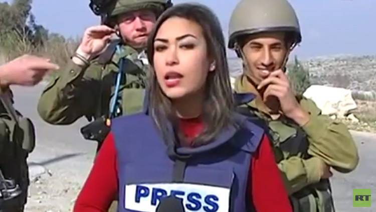 بالقيديو: جنود إسرائيليون يسخرون من مراسلة فلسطينية في أثناء ريبورتاج لها عن "سياسة إسرائيل العنصرية" !