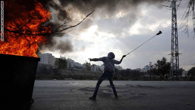 إستشهاد شابين فلسطينيين بعد اقتحام الجيش الإسرائيلي لمخيم قلنديا بالضفة الغربية