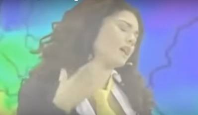 بالفيديو: شاهد مذيعة تخلع ملابسها على الهواء فى مشهد مثير أثار الضجة !