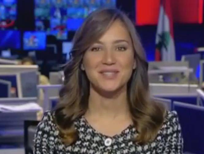 مذيعة تقدم نشرة الأخبار و فجأة..؟
