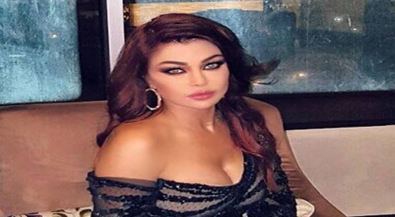 هيفاء وهبي تعود للعشرين مع تنورة الجلد القصيرة