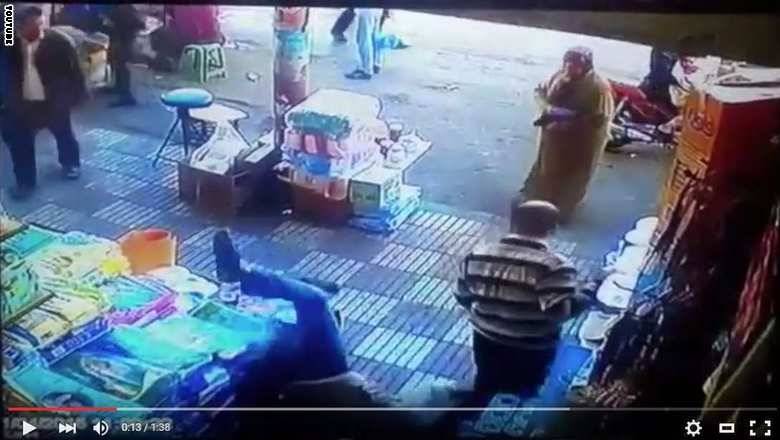 ضربة قاضية من سيدة مغربية لرجل تحرّش بها في سوق شعبي