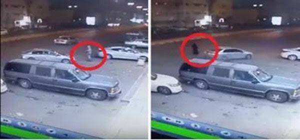 بالفيديو.. شاب يسرق سيارة بداخلها امرأة في السعودية