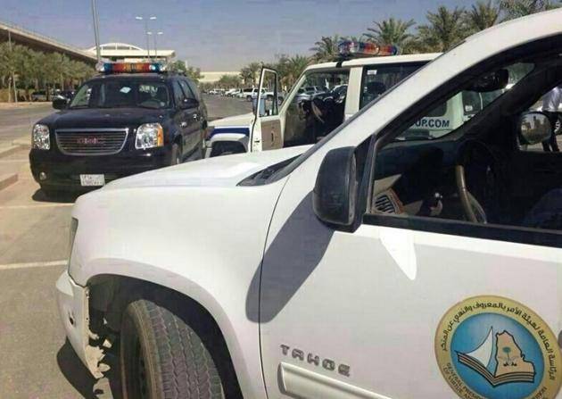 مقيم يواعد الفتيات بمكة ويصورهم لابتزازهم كي يشبع رغباته