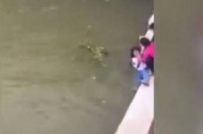 بالفيديو: أرادت رمي ابنتها في النهر لسبب لن تصدقه!
