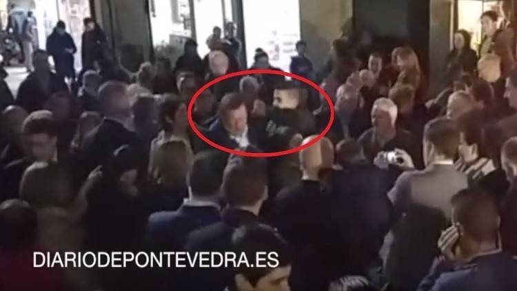 فيديو ... شاب يوجه لكمة لرئيس الوزراء الإسباني ويفتخر بذلك