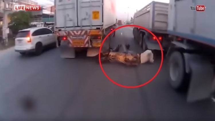 بالفيديو: نجاة بطريقة خيالية لسائق دراجة نارية علق بين عجلات قاطرتين !