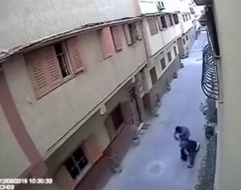بالفيديو.. هذا ما فعله شاب بفتاة في أحد الأزقة الشعبية