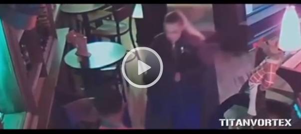 بالفيديو.. ماذا فعل هذا الرجل مع فتاة داخل مطعم؟