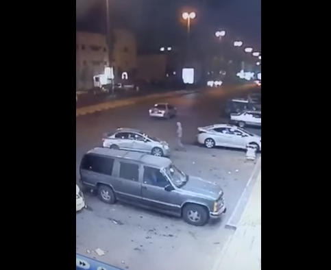 الفيديو الذي أثار ضجةً على مواقع التواصل! لص يسرق سيارة بداخلها امرأة في السعودية !!