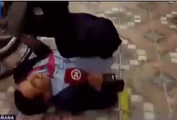 فيديو محرج لمراسل تلفزيوني على الهواء مباشرةً