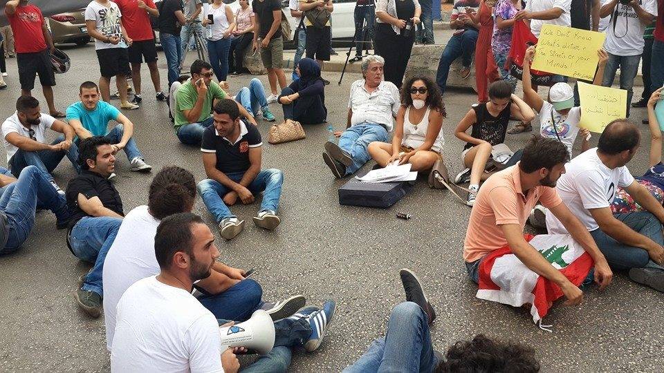 طلعت ريحتكم من امام المالية والاتصالات: لتحرير أموال البلديات وعائدات الخليوي