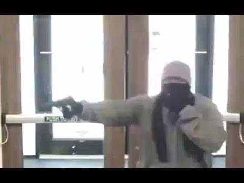 فيديو: أراد السطو على مصرف.. وفشل في فتح الباب