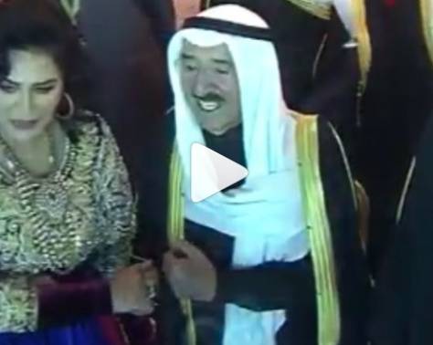 بالفيديو-  أحلام تقبّل يد أمير الكويت وهي على العكاز.. شاهدوا ردة فعله
