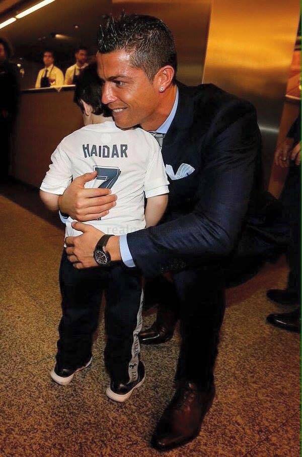 بالصور.. لقاء الطفل حيدر برونالدو