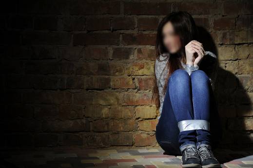 انتقاماً من عائلتها .. 3 شبان تناوبوا على اغتصاب فتاة داخلَ منزلها !