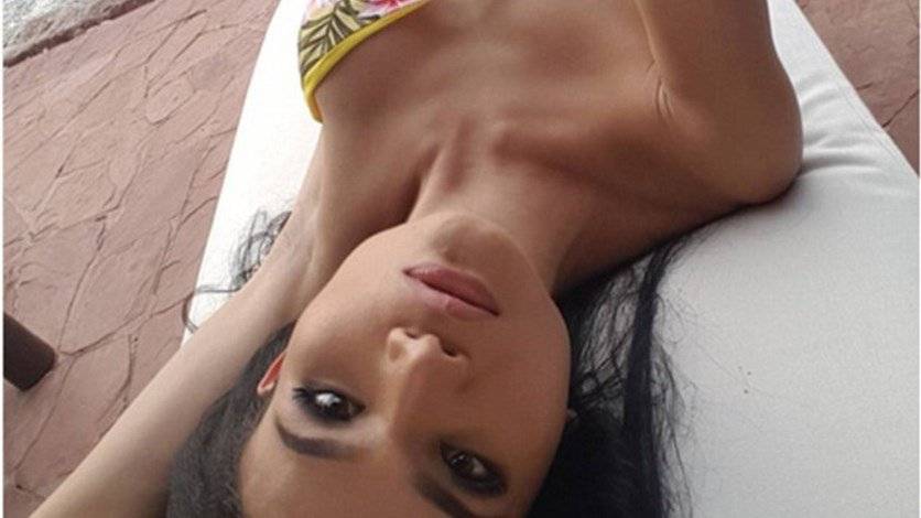 بالصور من رجل دين الى عارضة للملابس الداخلية