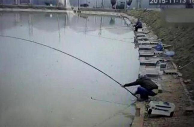 لن تصدّق سمكة تسقط صياداً في الماء!!