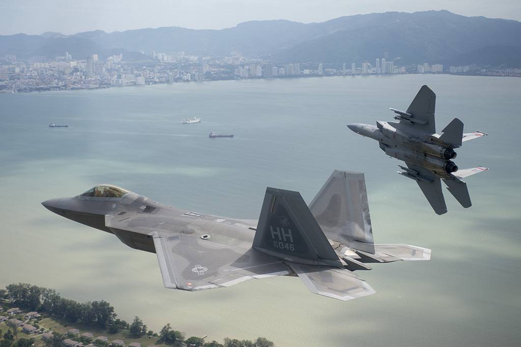 فيديو .. مناورات خطيرة لطائرات SU 30 و 35 و F22