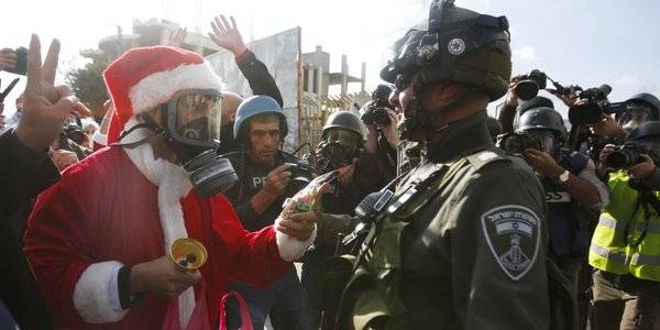 فلسطينيون بملابس بابا نويل يشتبكون مع جيش الإحتلال في الضفة الغربية