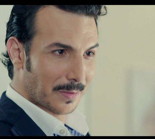 بالفيديو - باسل خياط ينهار في البكاء مباشرةً على الهواء بسبب ابنه