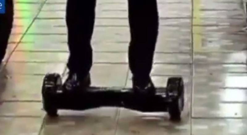 بالفيديو...مراسل تلفزيوني يسقط من فوق هوفر بورد على الهواء
