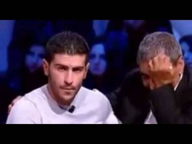 بالفيديو : ما فعله هذا الشاب بوالده جعل المذيع يشتمه على الهواء مباشرة !!