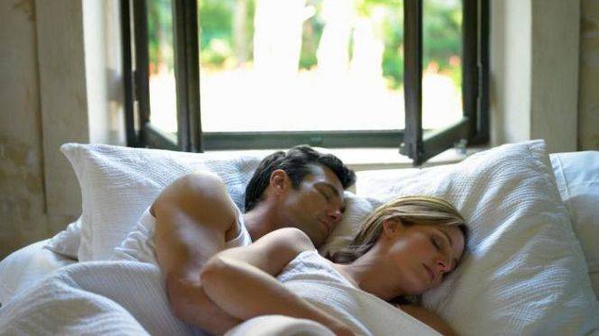 10 وضعيات للنوم تخبر الكثير عن طبيعة العلاقة بينكما