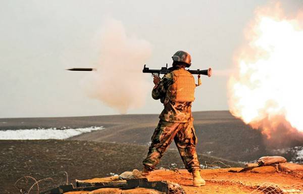 بالفيديو ..شاهد كيف تخترق قذيفة الـ RPG 7  التقليدية 45 طبقة من الزجاج المضاد للرصاص بسهولة تامة