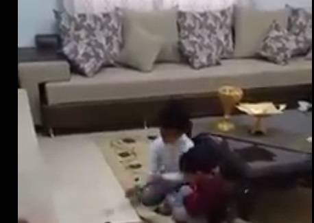 بالفيديو: شاهد ما قام به أطفال وسبب "جلطة حادة" للأم التي كانت خارج المنزل!