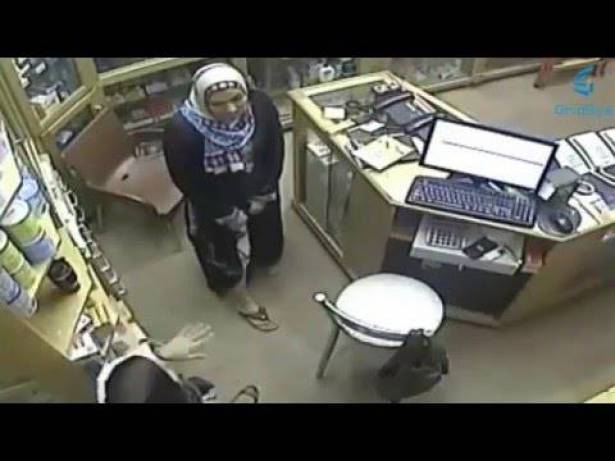 فيديو: فتاة تكشف عن ساقها لتنفيذ سرقة صيدلية!