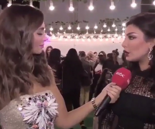 بالفيديو- مذيعة وضيفتها تتعرضان لموقف محرج على الهواء