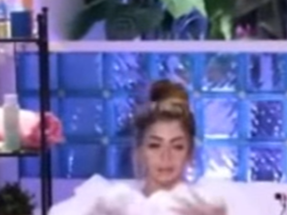 بالفيديو.. مذيعة مصرية تبث برنامجها من "البانيو" على الهواء مباشرة!