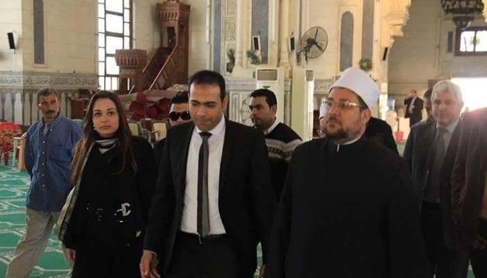 هيلاري كلينتون لم تفعلها.. غضب بسبب ظهور نائبة بورسعيد في المسجد دون حجاب