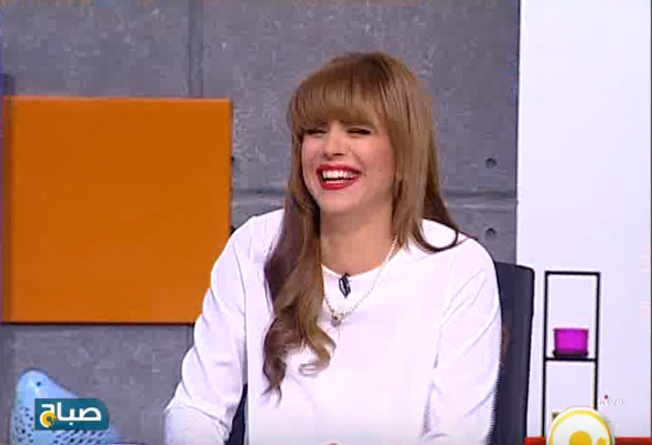 “فيديو”: نوبة ضحك هستيرية لمذيعة مصرية على الهوا .. والسبب !