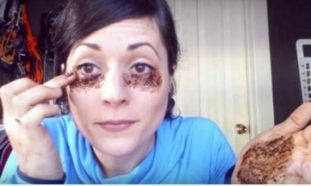 فتاة تضع القهوة تحت عينيها … والسبب صادم