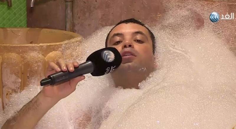 فيديو: مراسل أخباري يظهر أثناء استحمامه على الهواء