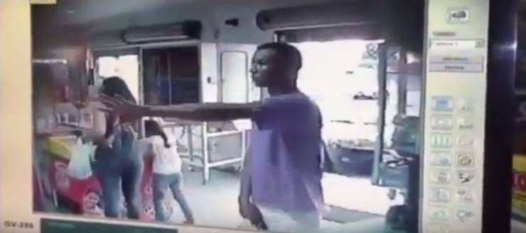 فيديو مروع- امرأة تُقتل بين يدي طفلتها في هجوم مسلح