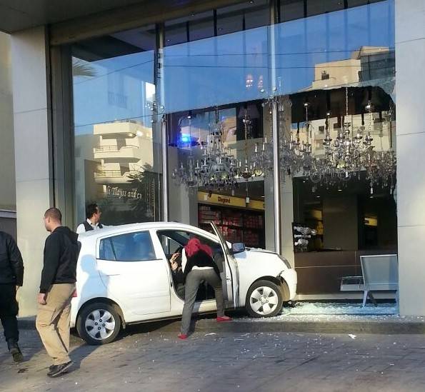 بالصورة.. حادث سير مضحك مُبكٍ