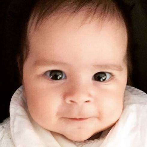 هذه الطفلة ابنة فنانة شهيرة.. من تكون؟