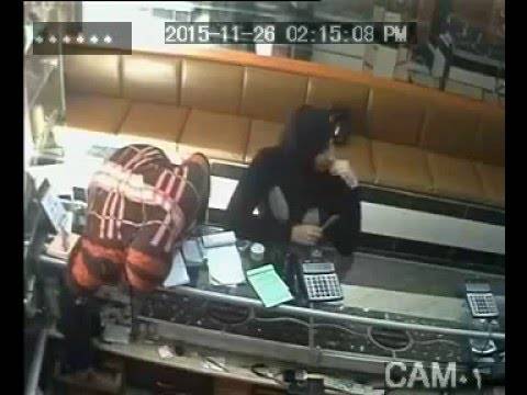 فيديو: مصرية تشغل بائع مصوغات لتمكن زميلتيها من سرقة محله