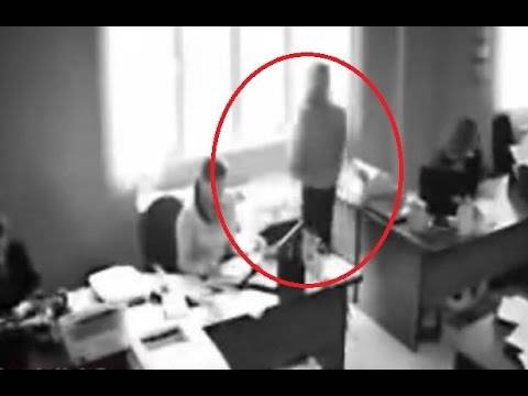 بالفيديو.. موظفة تلقي بنفسها من النافذة بعد تعنيف مديرها